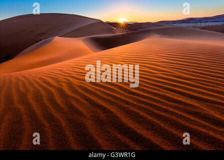 Sossusvlei ist ein Salz und Ton Pan, umgeben von hohen roten Dünen, befindet sich in der in der Namib-Naukluft Nationalpark Namibias Stockfoto