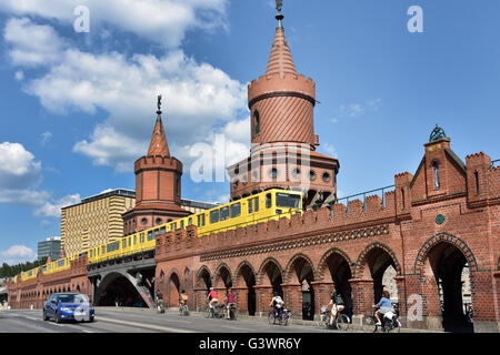 Oberbaumbruecke - Oberbaumbridge-U-Bahn / u-Bahn am Oberbaum Brücke Friedrichshain - Kreuzberg Berlin Warschauer Straße - Revaler Straße Deutschland Stockfoto