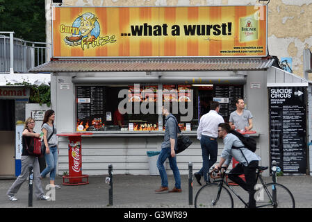 Straße Fast-Food Warschauer Straße Friedrichshain - Kreuzberg Berlin RAW Tempel, ehemaliger Rangierbahnhöfe Revaler Straße Deutschland (Nachtleben vor Ort Nacht Club-Bereich) Stockfoto