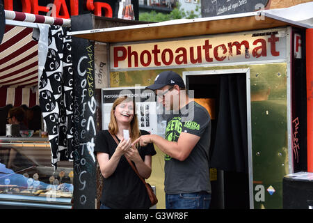 Photoautomat - Photobooth im böhmischen Friedrichshain - Kreuzberg Berlin RAW Tempel, ehemaliger Rangierbahnhöfe, Warschauer Straße - Revaler Straße Deutschland (Nachtleben vor Ort Nacht Club-Bereich) Stockfoto