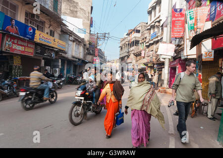 Auf der Straße in Varanasi, Uttar Pradesh. Varanasi ist die heiligste der sieben heiligen Städte Stockfoto