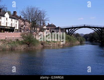 Erhöhten Blick auf die Stadt und die Brücke über den Fluss Severn, Ironbridge, Shropshire, England, UK, Westeuropa. Stockfoto