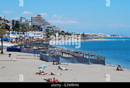 Touristen auf den Strand, Benalmadena, Costa del Sol, Provinz Malaga, Andalusien, Spanien, Westeuropa entspannend. Stockfoto