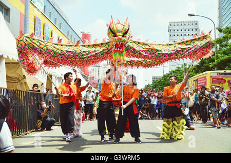 Jakarta, Indonesien. 21. Februar 2015. Jugendliche halten Liong (Chinesischer Drache) um eine Liong Tanz im Festival von Cap Go Meh Stockfoto