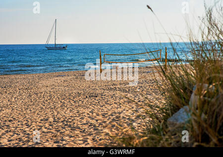 Segelboot verankert an einem Strand in der Ostsee Stockfoto