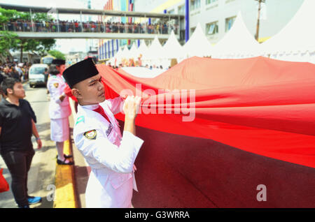 Jakarta, Indonesien. 21. Februar 2015. Ein Offizier der Paskibraka (Bendera Pusaka Flagge hissen Troop) hält die rote & weiße Fahne Stockfoto