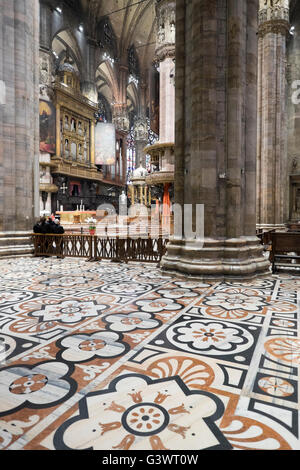 Italien, Mailand Kathedrale, Metropolitan Kathedrale-Basilika St. Mary von der Krippe Interieur-Ansicht Stockfoto