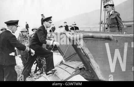 Royal Marine Commando in Landungsboote besucht von König Georg Sechster Stockfoto