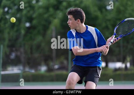 Junger Mann mit dem Tennisspielen Stockfoto