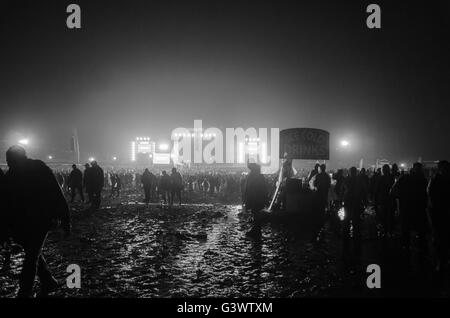 Tausende von Menschen verlassen die Hauptbühne beim Download Musikfestival spät in die Nacht im Schlamm nach dem letzten band Stockfoto