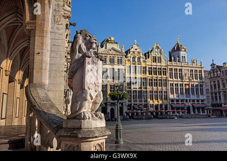 Grand Place Löwenstatue und Zunfthäuser Brüssel Belgien Stockfoto