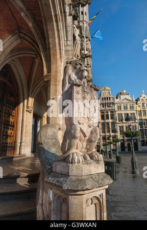 Grand Place Löwenstatue und Zunfthäuser Brüssel Belgien Stockfoto