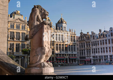 Grand Place Löwenstatue und Zunfthäuser Brüssel Belgien Stockfoto