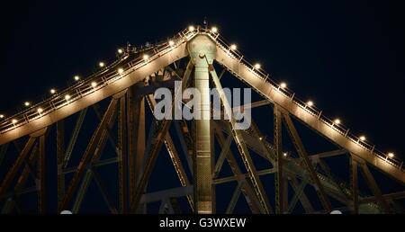 Nahaufnahme der Brisbane Story Bridge. Eines der wichtigsten Symbole in Brisbane Stadt. Bronze-Beleuchtung über die Brücke Stockfoto