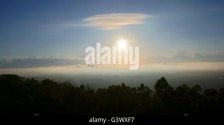 Nebligen Stadt Landschaft Blick über Stadt Brisbane Australien kurz nach Sonnenaufgang Stockfoto