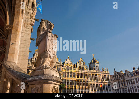 Grand Place Löwenstatue und Zunfthäuser Brüssel Belgien Stockfoto