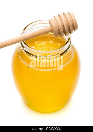 Natürlicher Honig in einem Glas, Löffel für Honig Closeup isoliert auf weißem Hintergrund Stockfoto