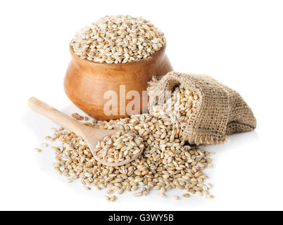 Rohe Graupen in Schüssel geben und eine Tasche, einen Holzlöffel isoliert auf einem weißen Hintergrund closeup Stockfoto