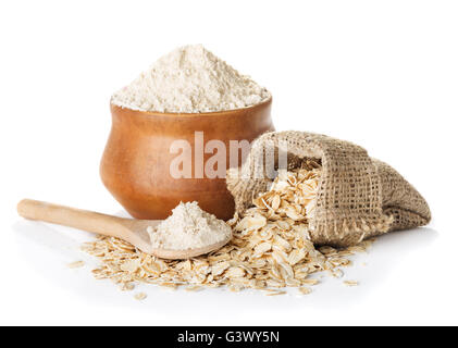 Hafer-Vollkorn-Mehl in die Schüssel und Löffel, Tasche mit Haferflocken isoliert auf einem weißen Hintergrund Closeup Stockfoto