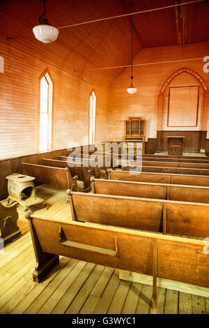 Bänke in einer alten Holzkirche Stockfoto