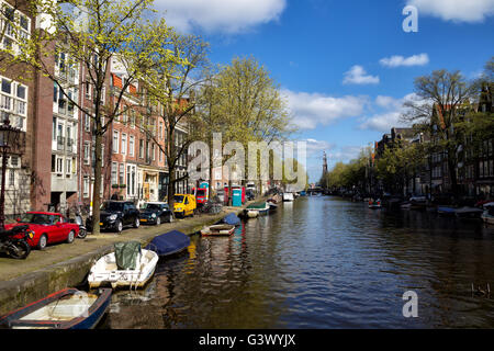 Blick entlang der Prinsengracht gegenüber der Westerkerk im Zentrum von Amsterdam, Niederlande im Frühjahr. Stockfoto