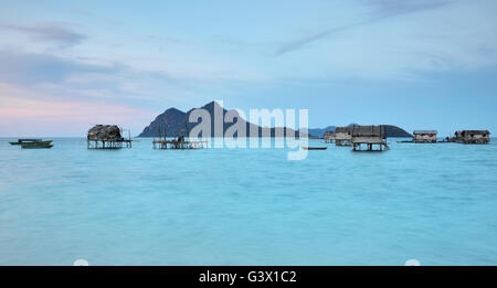 Dämmerung im Bajau Laut Village in Sabah, Borneo, Malaysia Stockfoto