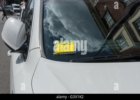 Strafe kostenlos Mitteilung (Parkplatz gut) befestigt, Windschutzscheibe weiße Autos geparkt in der High Street London England Stockfoto