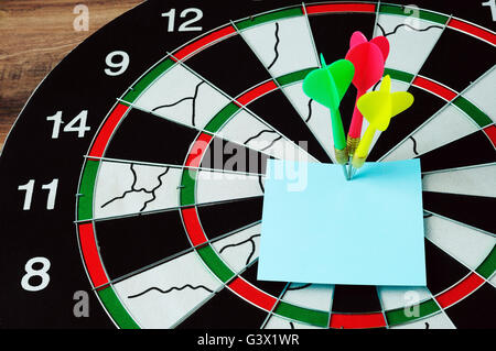 Darts und Bull Augen mit leerem Papier Stockfoto