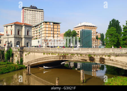 Padua, Italien. Corso Garibaldi-Straße, die Brücke am Piovego River. Im Hintergrund das Wohngebiet und das Denkmal "Memory und Licht" für die Opfer des 09.11.2001. Stockfoto