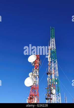Satelliten und Kommunikation Türme gegen blauen Himmel, vertikales Bild. Stockfoto