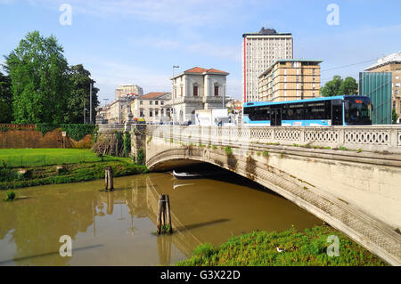 Padua, Italien. Corso Garibaldi-Straße, die Brücke am Piovego River. Im Hintergrund das Wohngebiet und das Denkmal "Memory und Licht" für die Opfer des 09.11.2001. Stockfoto