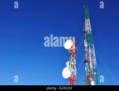 Satelliten und Kommunikation Türme gegen blauen Himmel, horizontales Bild. Stockfoto