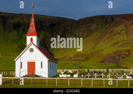 Reyniskirkja, Kirche am Reynisfjara Strand in der Nähe von Vík Í Mýrdal, South Coast, Island Stockfoto