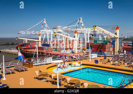 Die Open-Air-Pool-Deck auf der Holland America Kreuzfahrtschiff Zaandam. Stockfoto