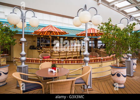 Die Poolbar auf dem Deck des Kreuzfahrtschiffes Holland America Zaandam. Stockfoto