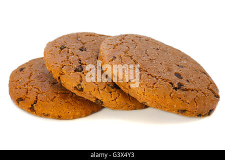 Drei Haferkekse mit Stücken von Schokolade Closeup. Isoliert auf weiss. Stockfoto