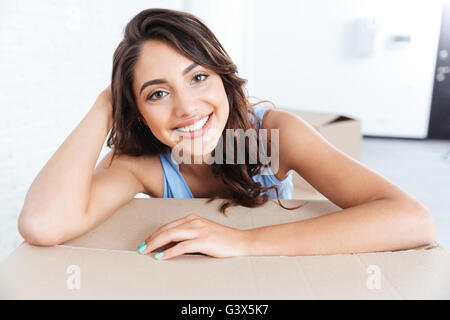 Close-up Portrait eines lächelnden schönen jungen Mädchens in neue Wohnung Stockfoto