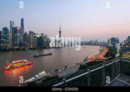 Shanghai, China - 16. Oktober 2015: Erhöhten Blick auf die Skyline von Pudong in Shanghai - China. Stockfoto