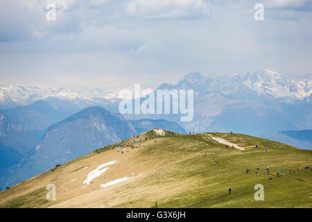 Touristen zu Fuß auf den Hügel des Monte Baldo, Italien Stockfoto