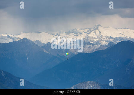 Gleitschirm fliegen über dem Gardasee in den Dolomiten Stockfoto