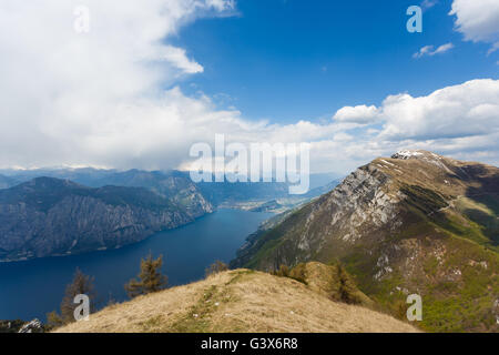 Blick auf den Gardasee vom Berg Monte Baldo, Italien Stockfoto