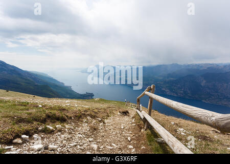 Blick durch den Holzzaun am Gardasee vom Berg Monte Baldo, Italien Stockfoto