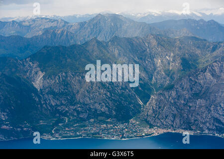 Blick auf die Stadt Limone Sul Garda am Ufer des Gardasees, Italien Stockfoto
