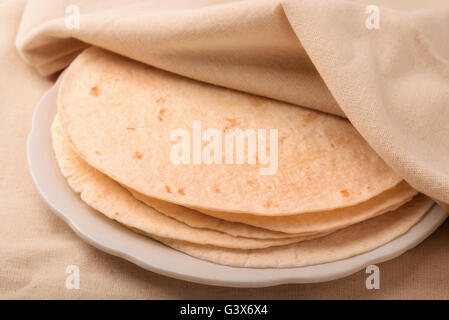 Stapel von Tortilla mit ordentlich Tuch bedeckt Stockfoto