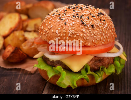 Frische leckere Burger, garniert mit Kartoffeln Stockfoto