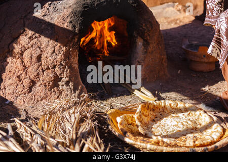 Making-of traditionelle marokkanische Brot in einem Lehmofen. Stockfoto