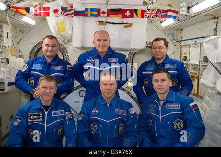 Internationale Raumstation ISS-Expedition 47 Besatzungsmitglieder posieren für ein Gruppenfoto 11. Juni 2016 in der Erdumlaufbahn. Vordere Reihe L-r: Europäische Weltraumorganisation Astronaut Timothy Peake, NASA-Astronaut Timothy Kopra und Roscosmos Kosmonauten Yuri Malenchenko. Zurück zu rudern L-r: russische Kosmonauten Oleg Skripochka, NASA-Astronaut Jeff Williams und Alexey Ovchinin. Stockfoto