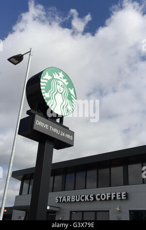 Starbucks Drive thru Coffee Shop in einem Fachmarktzentrum Stockfoto
