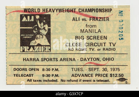 Ein 1975 Ticket Stub, Closed Circuit TV Besichtigung der THRILLA IN MANILA Verpacken Gleiches zwischen Muhammad Ali & Joe Frazier. Stockfoto