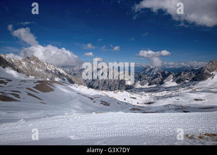 Ski-Lifte außer Betrieb auf dem Zugspitzplatt immer noch voller Schnee im Frühsommer mit späten Nachmittag Sonne, Bayern, Deutschland Stockfoto